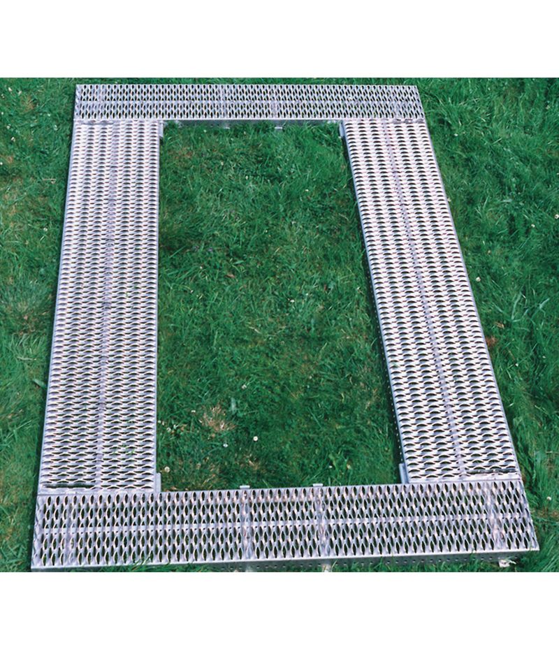 Garnitur mit 420 mm breiten Längsrosten. Ausführung klappbar