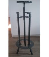 Urnentisch mit Leuchter und Kranzhalter