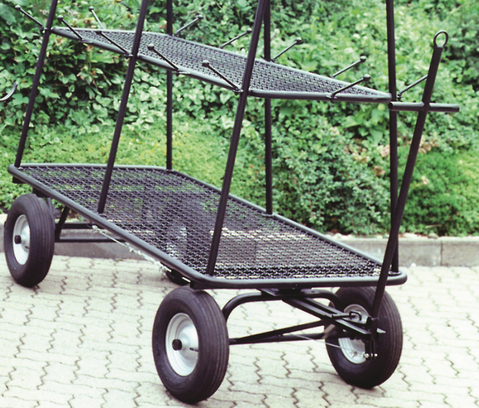 Schwarzer Metall-Gartenwagen mit zwei Etagen und Gitterflächen auf Kiesweg.