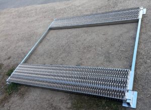 Garnitur mit 300 mm breiten Längsrosten